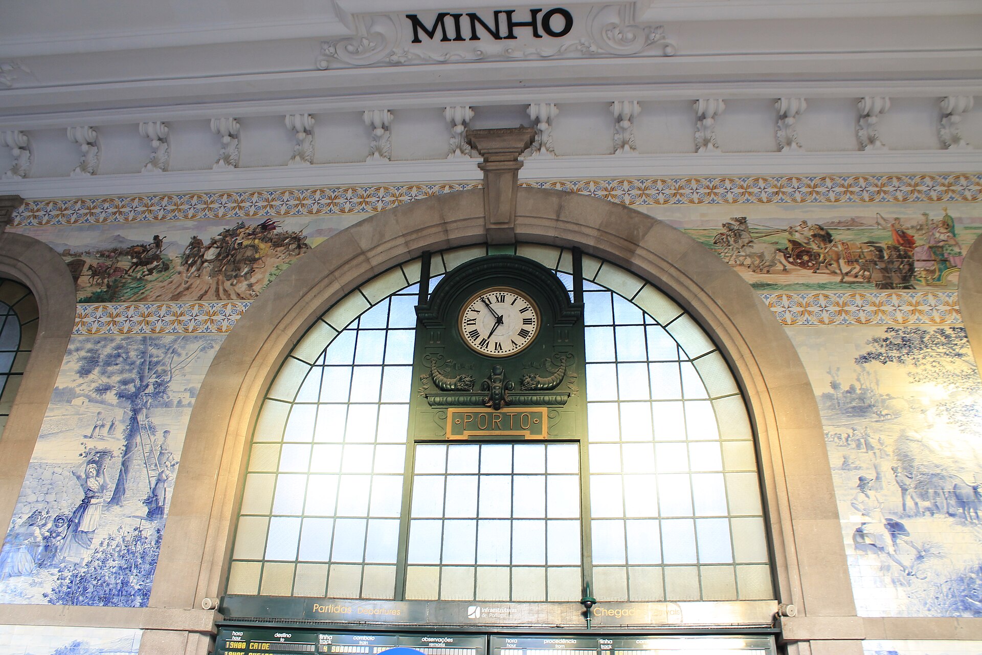Porto Sao Bento station azulejos